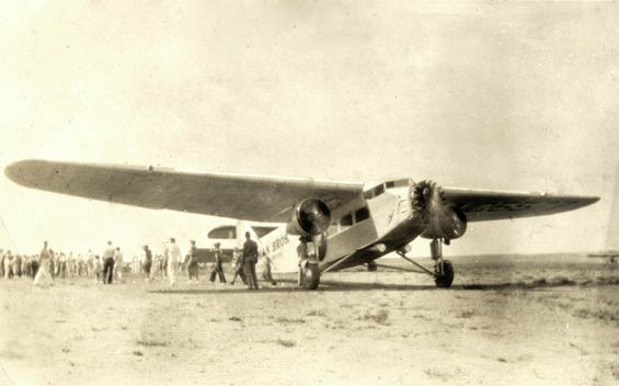 NC5577 in Inman Brothers Livery, Ca. 1934-1939 (Source: Radecki)