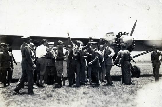 Art Goebel in Hawaii With the Woolaroc, August, 1927 (Source: Staines)